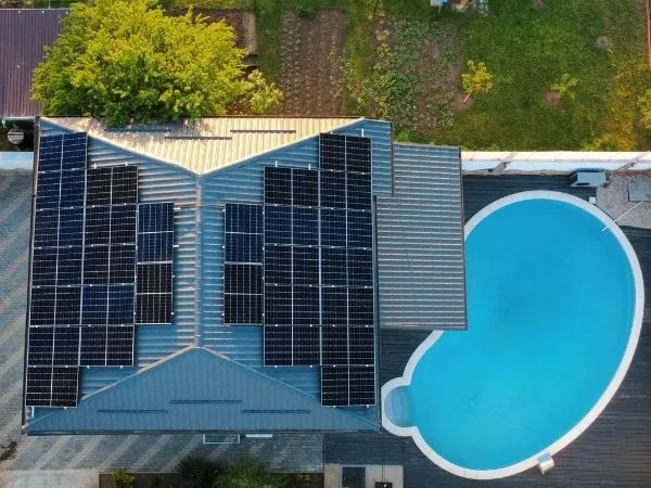 Locuință cu panouri fotovoltaice instalate pe acoperiș