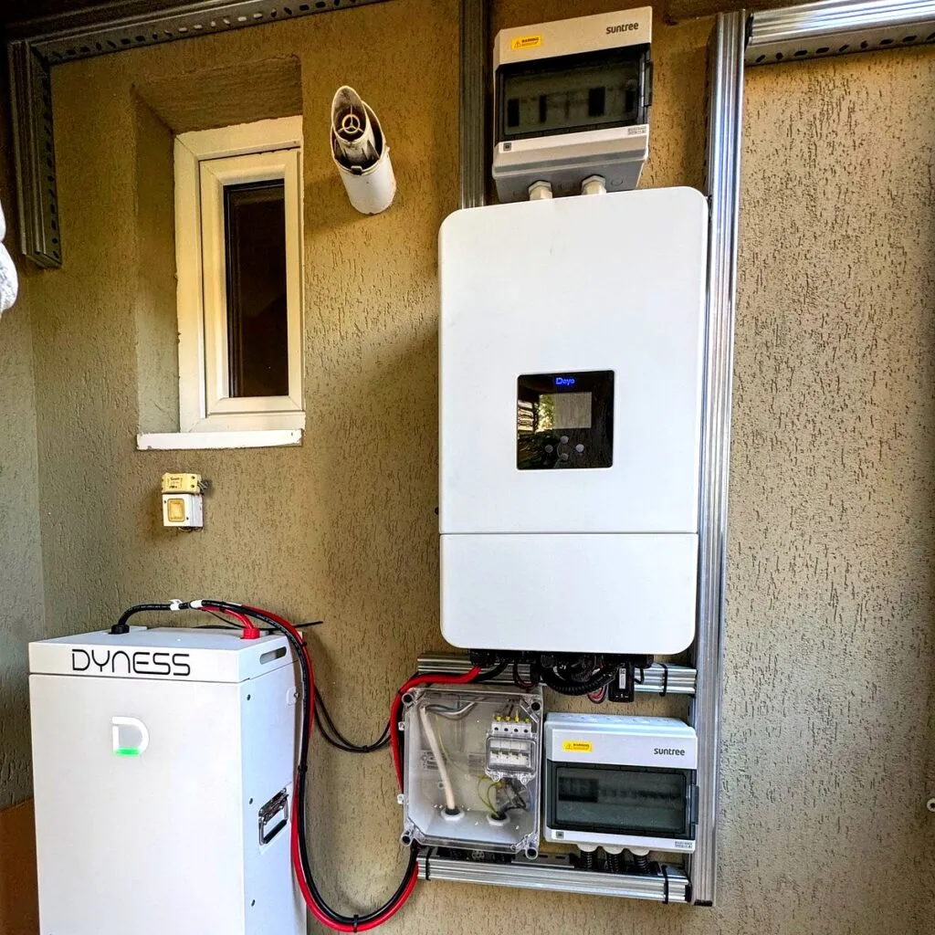 Invertor Deye hibrid și baterie Dyness adăugate la un sistem fotovoltaic, montaj EnergyFix