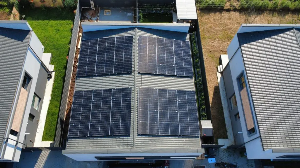 instalare panouri fotovoltaice pe acoperiș